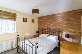 Stanton, woodland lodge with hot tub for 14 - 1