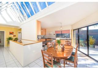 Spacious 6-BR & 3 baths House in Prime Location - Sandy Bay - 6