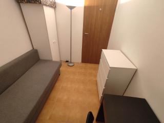 Nice room with 2 shared bathrooms ,WC , 2km to old town -100m from Metro Szwedzka - Warsaw - 9