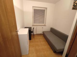Nice room with 2 shared bathrooms ,WC , 2km to old town -100m from Metro Szwedzka - Warsaw - 8