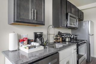 2BR Luxury Suite Near Henry Ford - 7