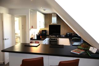 THE HIDEAWAY - LUXURY SELF CATERING COASTAL APARTMENT with PRIVATE ENTRANCE & KEY BOX ENTRY JUST A FEW MINUTES WALK TO THE BEACH, SOLENT WAY WALK, SHOPS and many EATERIES & BARS - FREE OFF ROAD PARKING,FULL KITCHEN, LOUNGE,BEDROOM , BATHROOM & WI-FI - 6