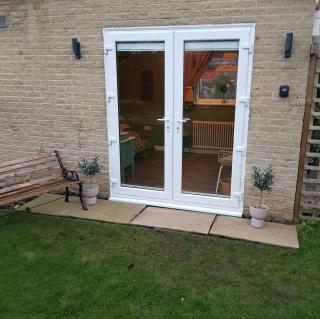 Farsley guest room seperate entrance with double bedroom and private shower room - Farsley - 9