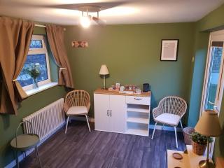 Farsley guest room seperate entrance with double bedroom and private shower room - Farsley - 2