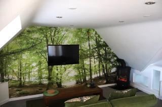 THE HIDEAWAY - LUXURY SELF CATERING COASTAL APARTMENT with PRIVATE ENTRANCE & KEY BOX ENTRY JUST A FEW MINUTES WALK TO THE BEACH, SOLENT WAY WALK, SHOPS and many EATERIES & BARS - FREE OFF ROAD PARKING,FULL KITCHEN, LOUNGE,BEDROOM , BATHROOM & WI-FI - Lymington - 6