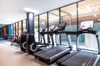 Lake Views, Pool, Gym, Library & Free Parking - 4