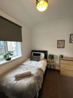 Spacious 4Bedroom House in Warrington - Sleeps 8 - Warrington - 9