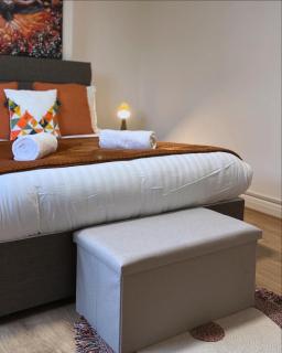 Modern Urban 4 Bedroom House with Free Parking - 8