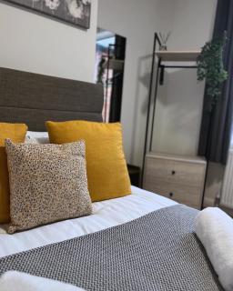 Modern Urban 4 Bedroom House with Free Parking - 2