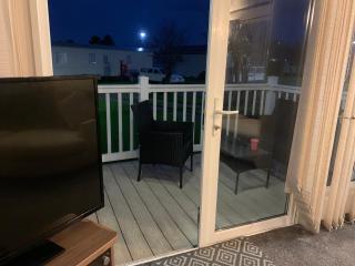 luxury 2 bed lodge sleeps up to 6, free parking, Wi-Fi, E3 Whitehouse leisure park towyn - Kinmel Bay - 8