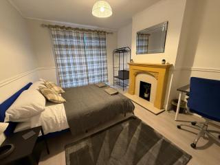 Lodge Causeway 4 bedroom house - Bristol - 0