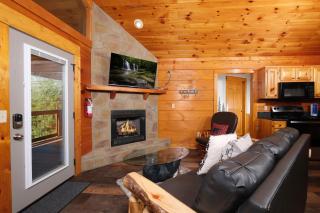 Modern 2BR Amazing VIEWS! Fire Pit HOT TUB FREE Attraction Tickets - Sevierville - 2
