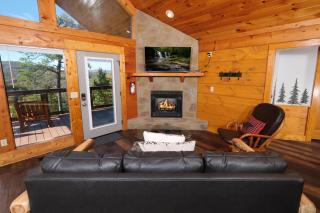 Modern 2BR Amazing VIEWS! Fire Pit HOT TUB FREE Attraction Tickets - Sevierville - 1
