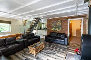 Wootton, woodland lodge with hot tub for 8 - 6