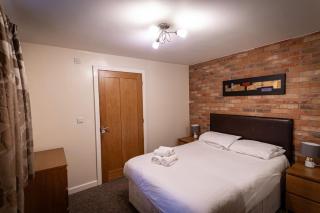 Wootton, woodland lodge with hot tub for 8 - 2