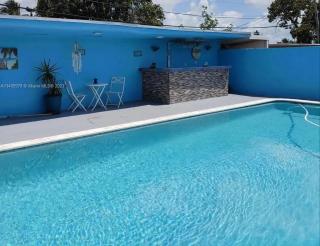3 bedrooms 3-bathroom Pool house and jacuzzi en Hialeah - 0