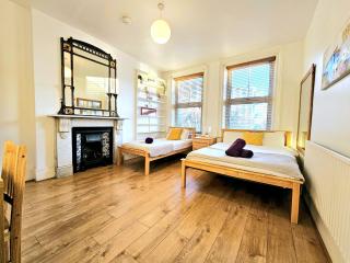 King's Cross & Angel Area, 4 Bedrooms Home with 7 beds & Private Rooftop - Walk to St Pancras International - Londra - 1