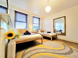 King's Cross & Angel Area, 4 Bedrooms Home with 7 beds & Private Rooftop - Walk to St Pancras International - Londra - 0