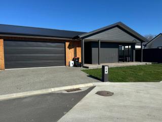 Modern & Homely - Double Garage - Napier - 6