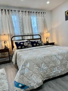 K1 Private Bathroom Queen Bed Room - Mississauga - 9