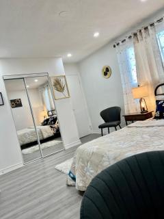 K1 Private Bathroom Queen Bed Room - Mississauga - 8
