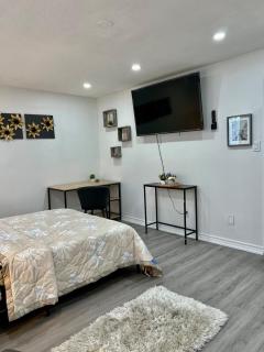 K1 Private Bathroom Queen Bed Room - Mississauga - 7