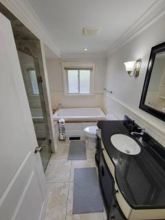 Cozy Urban Cottage Close to Lake Ontario - Burlington - 5