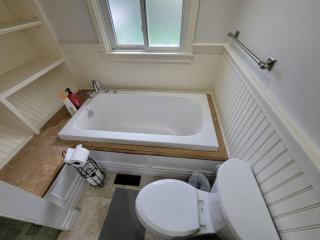 Cozy Urban Cottage Close to Lake Ontario - Burlington - 3