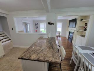 Cozy Urban Cottage Close to Lake Ontario - Burlington - 1