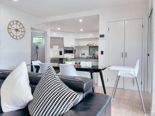 Leafy & Quiet Apt with Big Balcony, Parking & 65" TV - Brisbane - 7