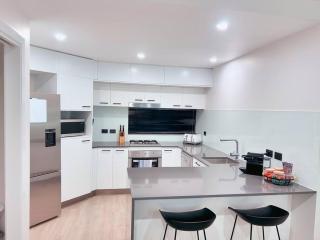 Spacious & Modern Apt Close to City & Airport - 5