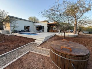 Pillows Luxury Safari Villa, Wood-Fired Hottub, Giraffe-Feeding-Tower, Large Private Pool - Marloth Park - 7