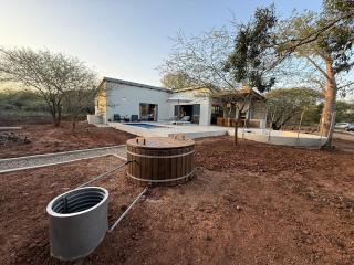 Pillows Luxury Safari Villa, Wood-Fired Hottub, Giraffe-Feeding-Tower, Large Private Pool - Marloth Park - 5