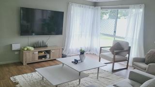 Waterfront holiday home - Banksia Beach - 5