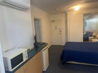 Fantastic self-contained 1 Bedroom Apartment in Cairns North - Cairns North - 3