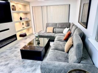 Elegant 3BD Home with Soul - Harold Wood - 1