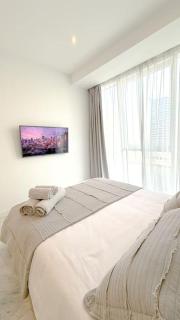 Luxurious Apartment with Waterfront View - 8