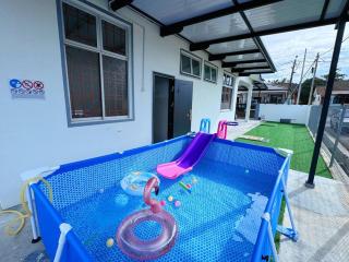 SemiD-Projector-Pool-Netflix-3R2BR-FullyAircon - Masjid Tanah - 4