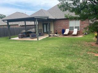 Oxford House - Pet Loving, Fenced, Garage, near I-35, UCO, OCU, Lazy E, OKC with 3 comfortable beds! - Edmond - 5