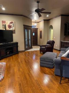 Oxford House - Pet Loving, Fenced, Garage, near I-35, UCO, OCU, Lazy E, OKC with 3 comfortable beds! - Edmond - 3