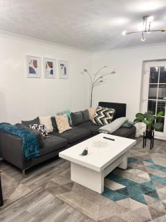 Lovely tidy and well decorated en-suite king sized bedroom in a shared 2 bedroom flat - 8