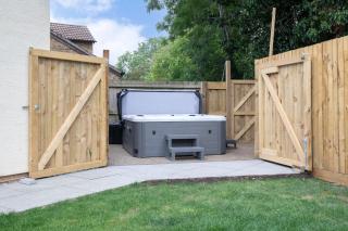 Stunning Five Bed Detached Home with Hot Tub - Golden Valley - 6