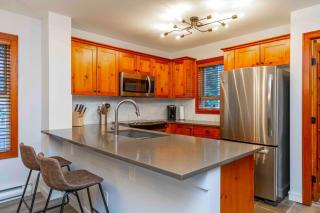 Stunning 3 Bed Townhome Near Ski Lifts Free Shuttle shared Hot Tub - Whistler - 5
