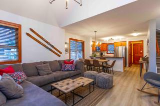 Stunning 3 Bed Townhome Near Ski Lifts Free Shuttle shared Hot Tub - Whistler - 4