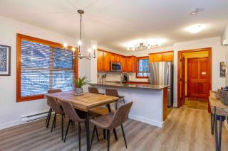 Stunning 3 Bed Townhome Near Ski Lifts Free Shuttle shared Hot Tub - Whistler - 3