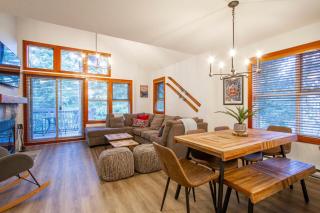 Stunning 3 Bed Townhome Near Ski Lifts Free Shuttle shared Hot Tub - Whistler - 2