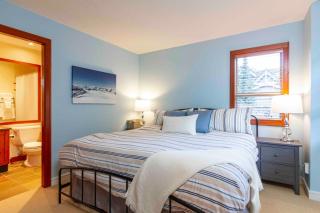 Stunning 3 Bed Townhome Near Ski Lifts Free Shuttle shared Hot Tub - Whistler - 1