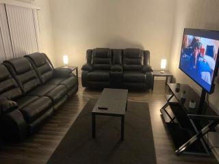 3 bedroom House with a nature backyard! - 9