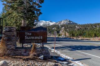 Walk to Eagle Lift Covered parking Shuttle stop - Mammoth Lakes - 7