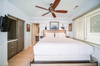 Waterfront Beach House on Newport Bay with Hot Tub - 4